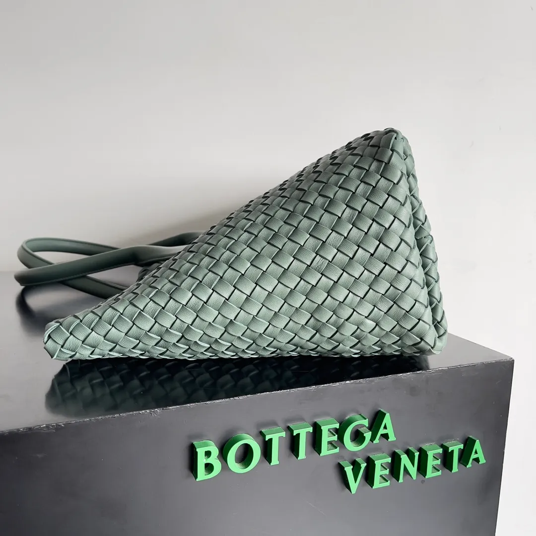Batch 2860 Classic returns... (large size 51cm) • Cabat, born in 2001, is one of the most iconic styles of the Bottega Veneta workshop. The whole bag is made of top-grade imported lambskin. There is no exposed logo on the whole bag, but with the classic wide woven elements, you can tell who it belongs to at a glance! Can be carried on one shoulder, very practical! Style number: 608811 Size: 51*18*28
